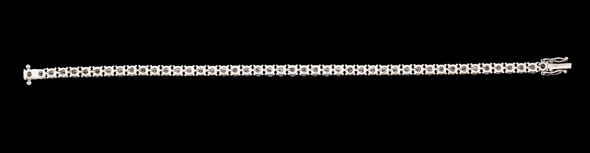 ARMBAND, 18 k vitguld, briljantslipade diamanter tot 6.55 ct. Vikt ca 14,6 g.