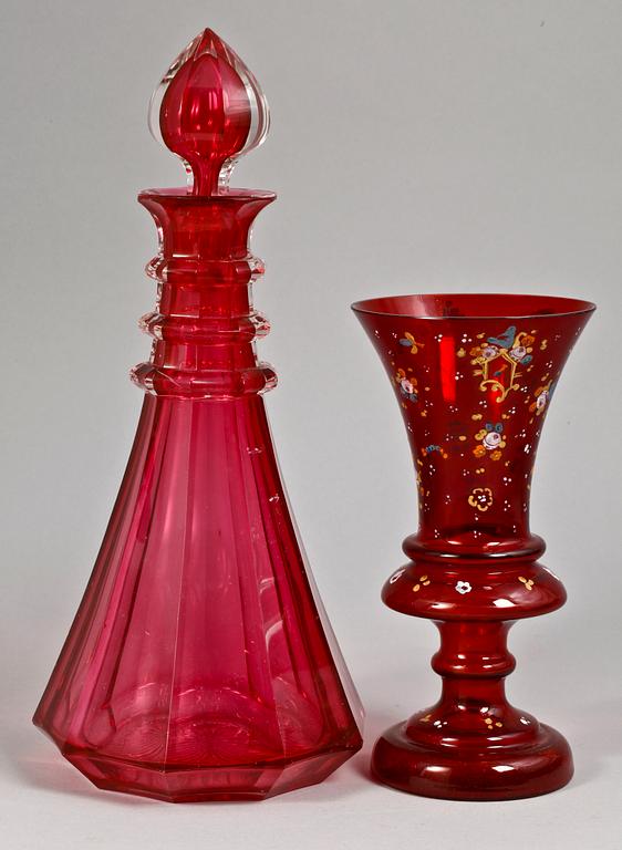 VAS SAMT KARAFF, glas, troligen Ryssland, 1800-tal.