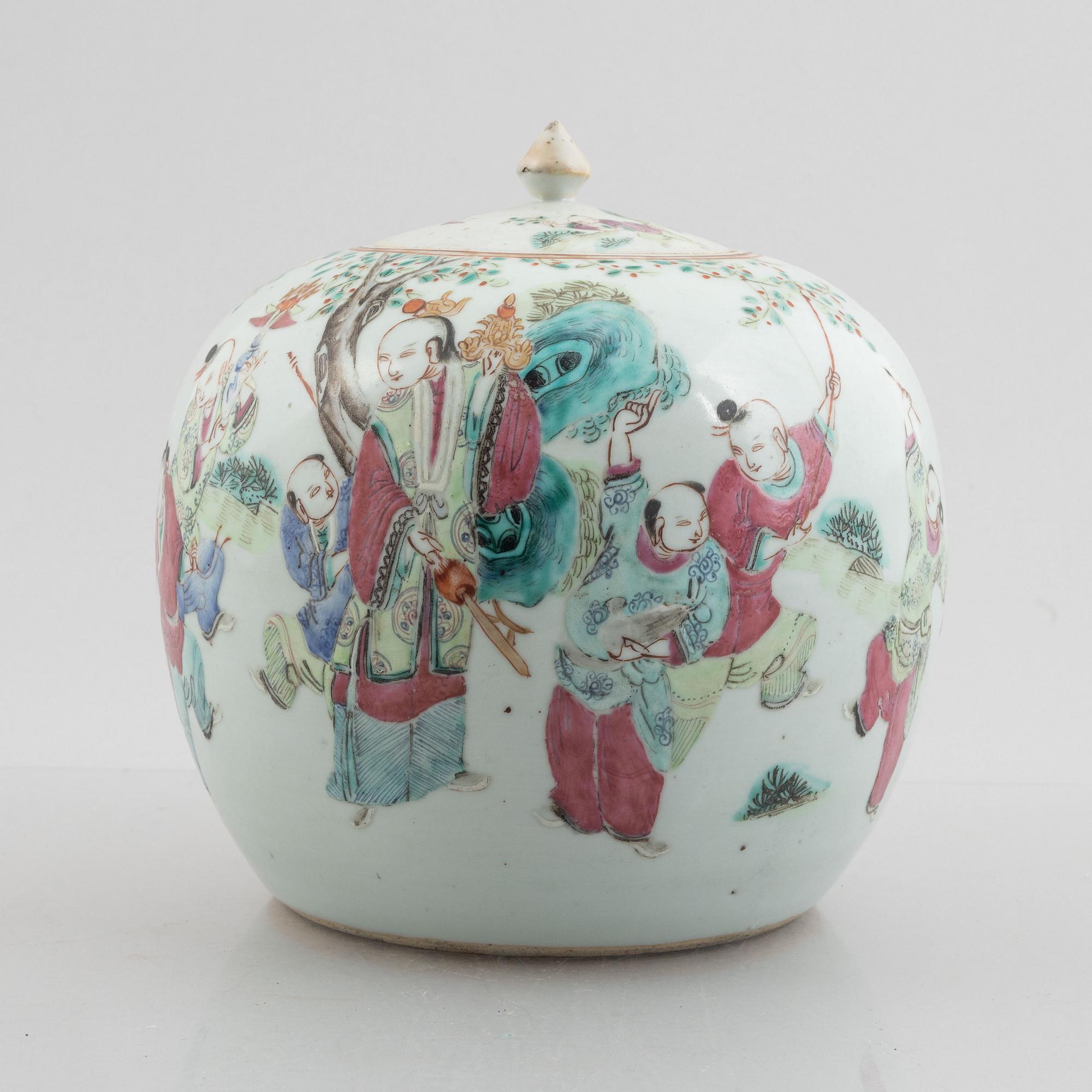 A porcelain urn with cover, China, Qing dynasty, late 19th century.