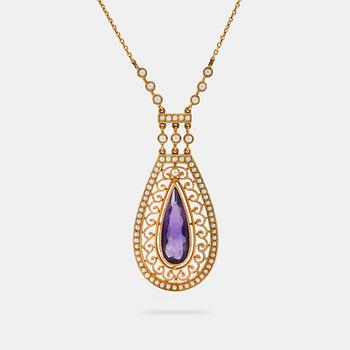 947. A 14K gold necklace set with a faceted amethyst and pearls.