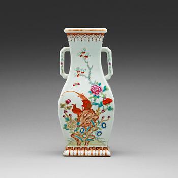 291. A famille rose vase, Republic, first half of 20th Century.