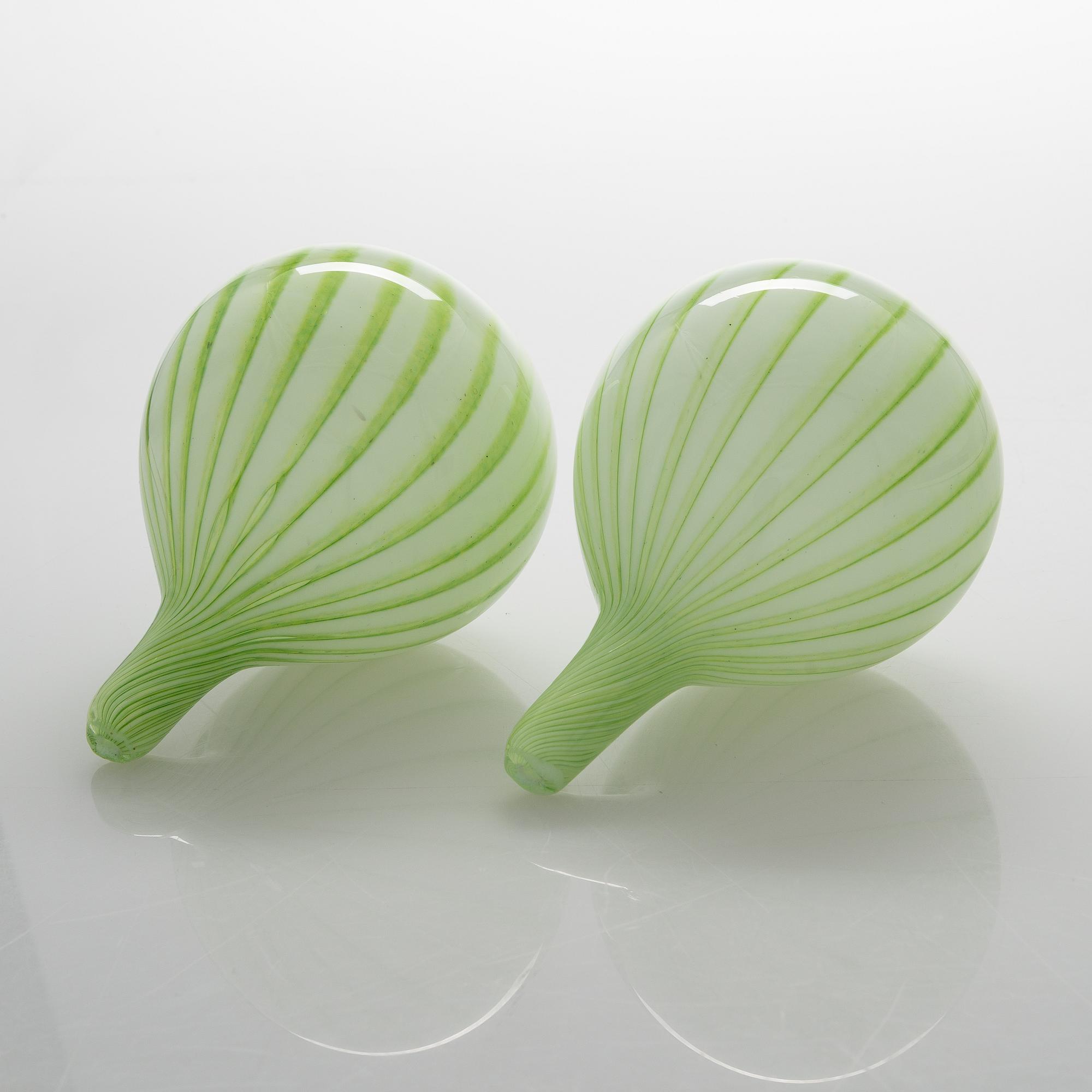 Oiva TOikka, Two glass sculptures "Onion". Signed Oiva Toikka, Nuutajärvi Notsjö 117 and 120/1000.