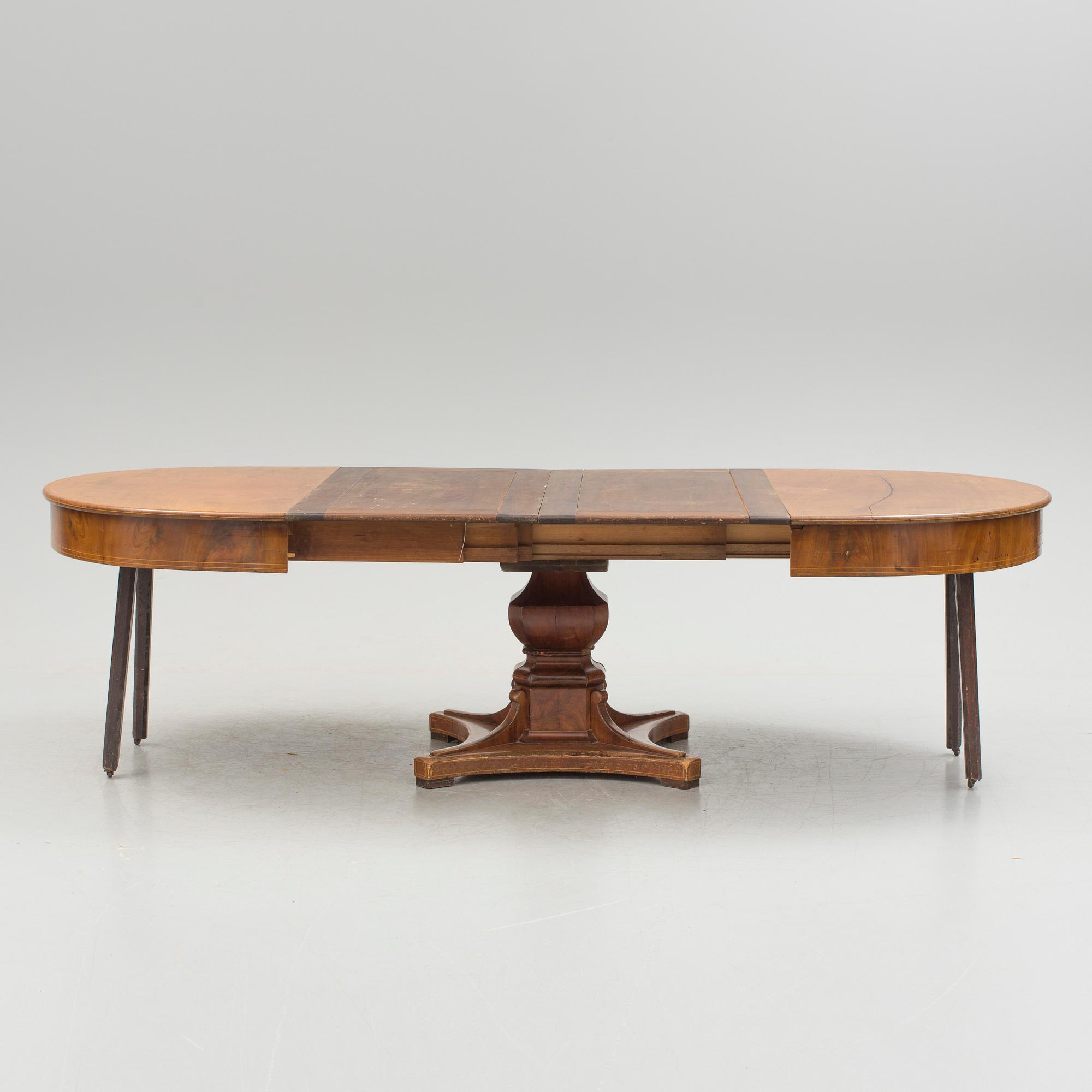 A late 19th century mahogony dining table with two extension leafs.
