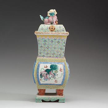 A large porcelain censer with cover and stand, Qing dynasty, 19th Century.