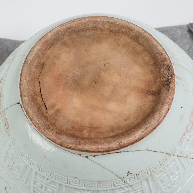 A massive blanc de chine basin, Qing dynasty, 18th Century. With a 滄亭清玩 'cang ting qing wan' mark.