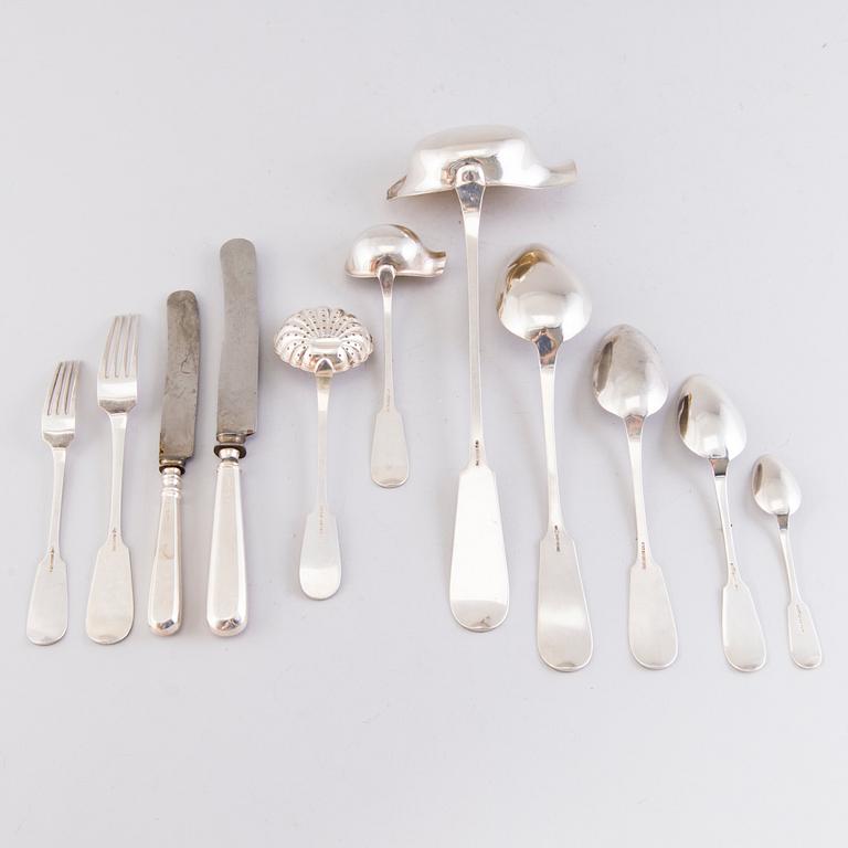 BESTICKUPPSÄTTNING, 89 delar, silver, i schatull "Helsingfors", Oskar Lindroos, Helsingfors 1917-1925.