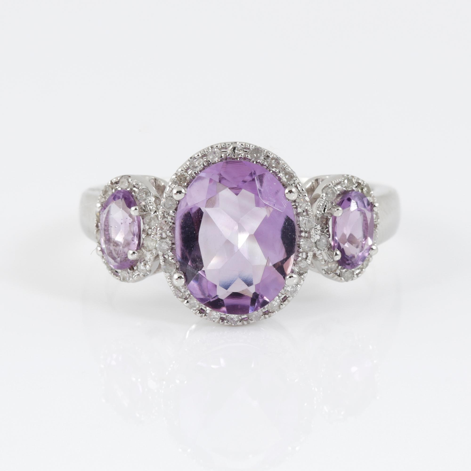 RING, 14k vitguld med tre ovalslipad ametist tot ca 2,03 ct omgivs av små åttkantslipade diamanter. Vikt 4,08 g.