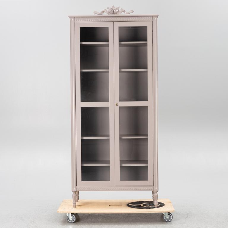 Vitrinskåp, gustaviansk stil, "Signum Gustavus", samtida.