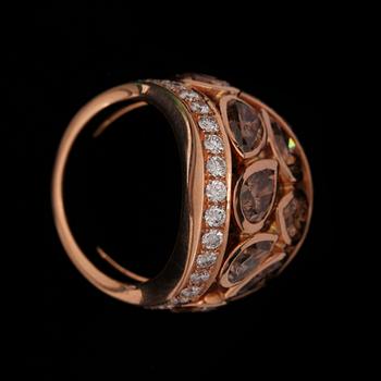 A drop cut brown diamond ring, 5.34 cts set with brilliant cut diamonds, tot. 1.8 ct.