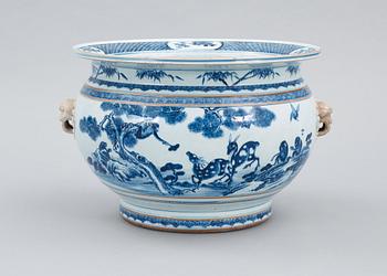 A large blue and white basin, Qing dynasty.