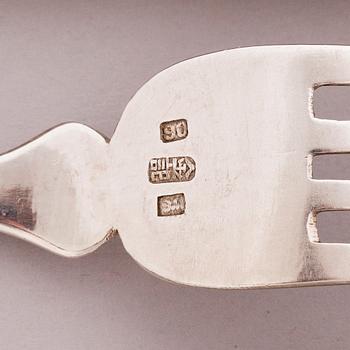 WING CHUNG, A 12-piece set of fish cutlery in silver, Hong Kong, end of the 19th Century.