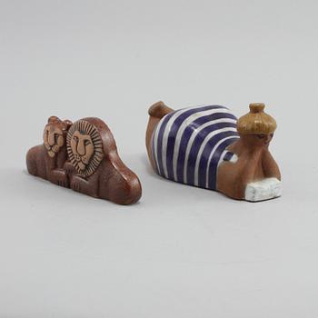 FIGURINER, 2 st, stengods, Lisa Larsson, Gustavsberg, 1900-talets andra hälft.