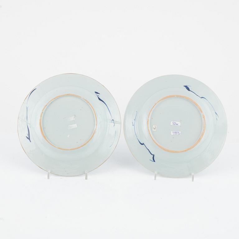 A pair of blue and white plates, Qing dynasty, early 18th Century.