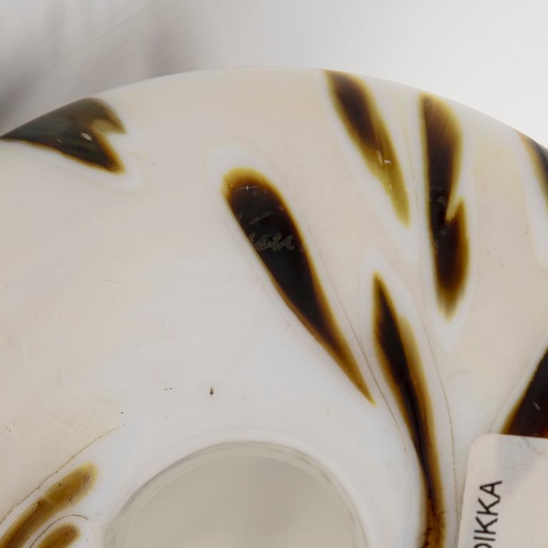 Oiva Toikka, A glass bird, 'Snow Owl', signed O. Toikka Nuutajärvi.