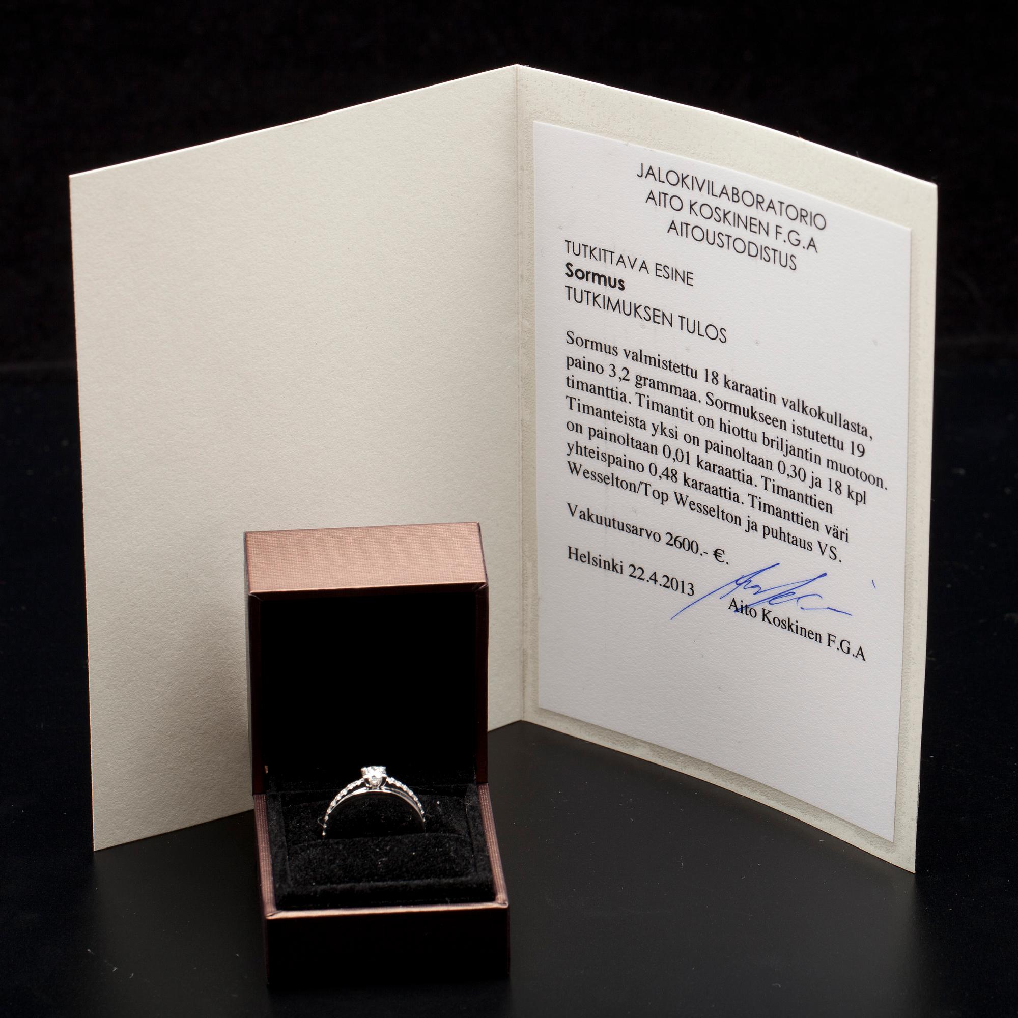 RING, vitguld 18K, mittsten 0,30 ct, sidostenar tot. 0,48 ct. Vikt 3,2 g. Intyg.