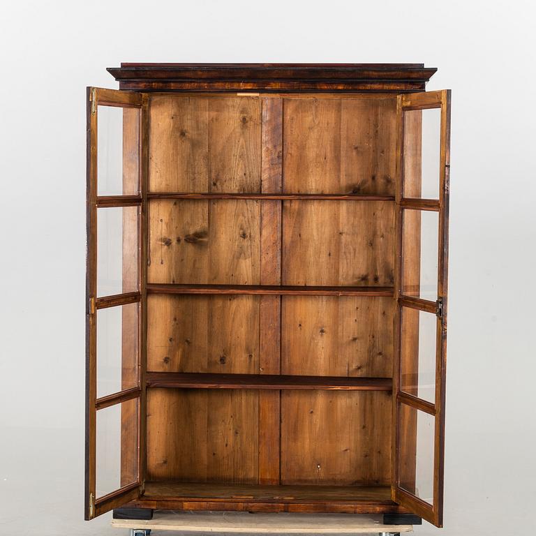 A first half of the 20th century viewing cabinet.