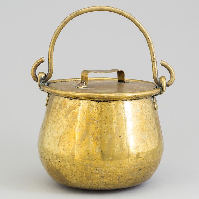 AN 18TH CENTURY BRASS CAULDRON.