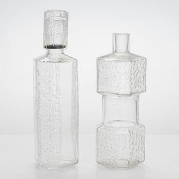 Timo Sarpaneva, prototyyppejä, pulloja 4 kpl ja snapsilaseja, 6 kpl valmistettu Karhulan/Iittalan lasitehtaalla 1976.