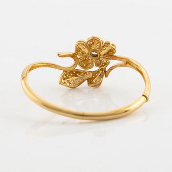 18K gold and brilliant- and eight cut diamond flower bangle.