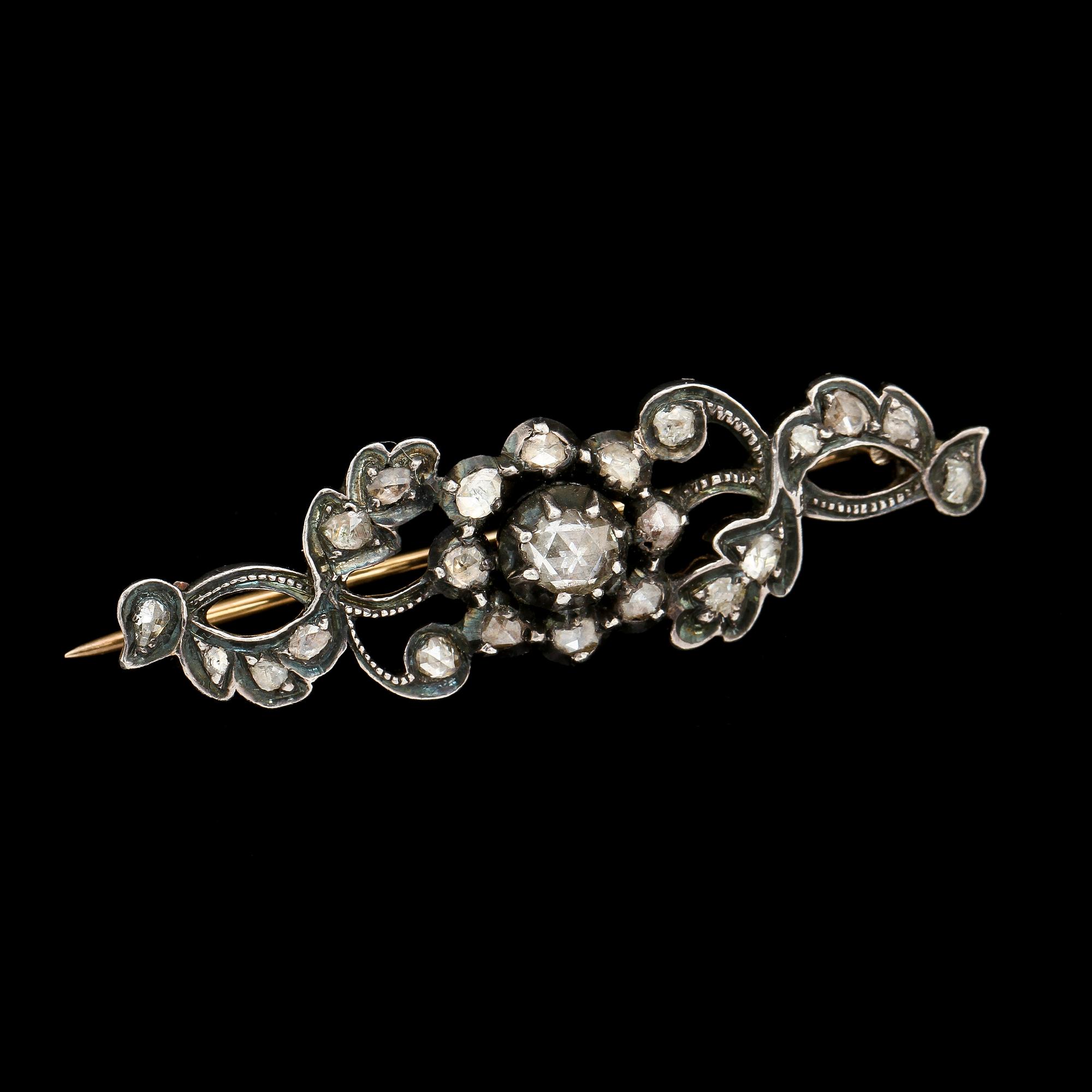 BROSCH, 18k guld samt silver med rosenslipade diamanter och små diamanter, 1800-tal. Vikt 6 g.
