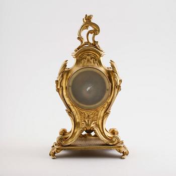 BORDSPENDYL, förgylld brons, rokokostil,  Frankrike, 1800-tal.