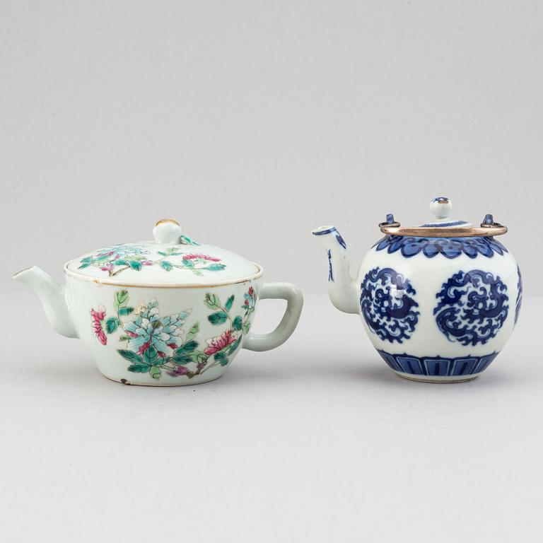 A set of two tea pots, late Qing dynasty/early 20th Century.