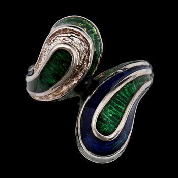 RING, silver och emalj, 1900-talets senare hälft. Vikt 4 g.