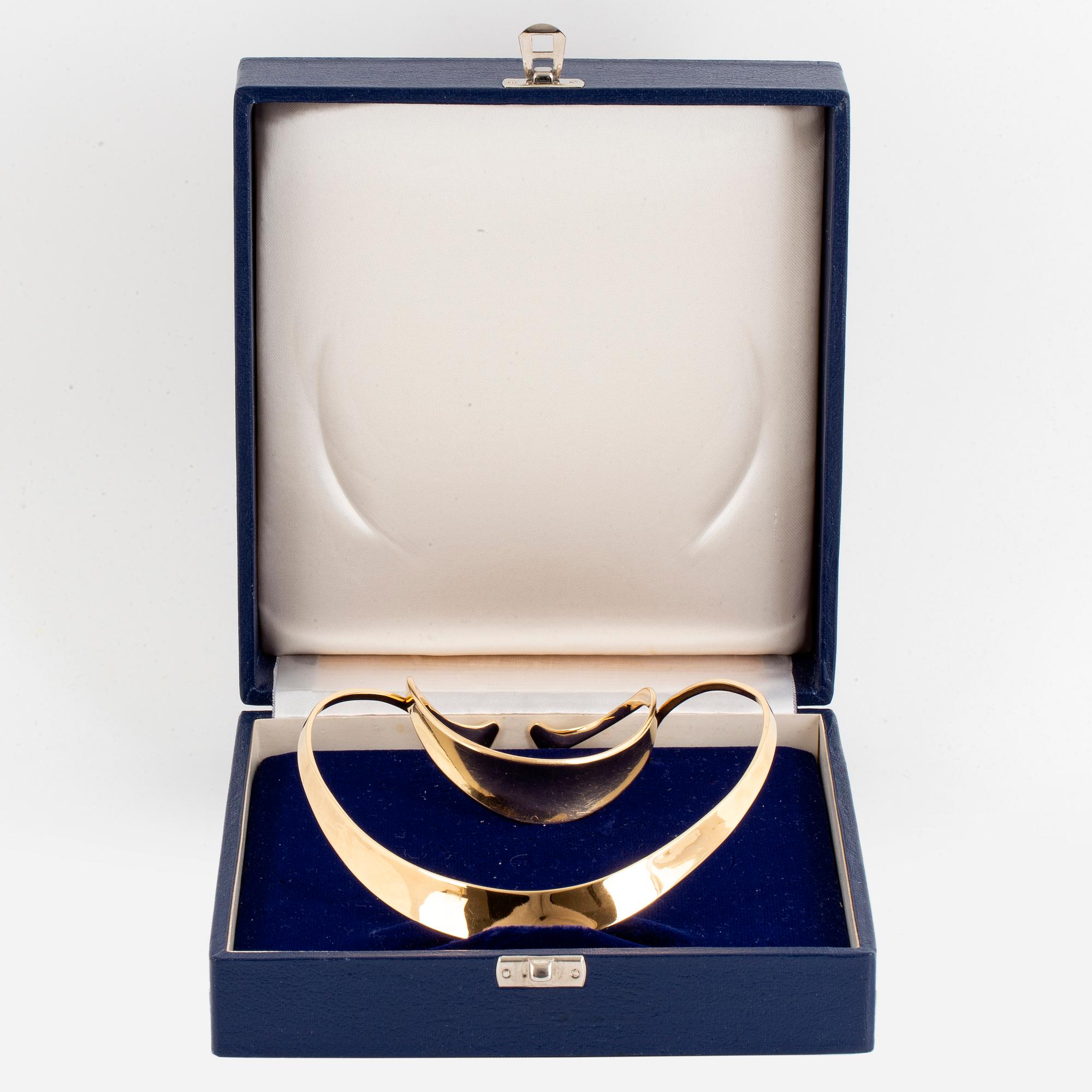 18K gold necklace and bracelet.