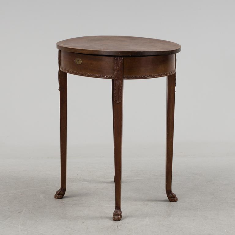 A sewing table in Empire-style, from the first half of the 20th century.