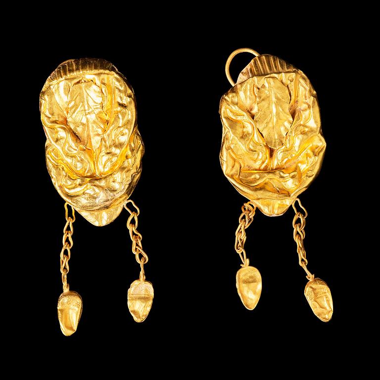 A pair of gold earrings. Song dynasty (960-1279).