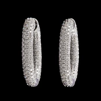 780. A pair of diamond earrings, tot. 5.77 ct. L 3 cm.