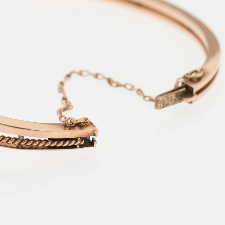 ARMBAND, 14K guld, cabochonslipad malakit.