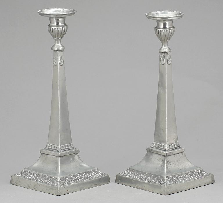 LJUSSTAKAR, ett par, tenn,  P.H. Lundén Lidköping (mästare 1797-1834).