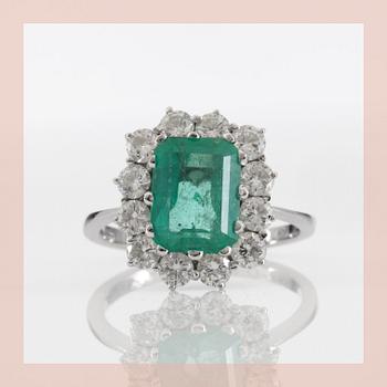 RING, 18k vitguld med smaragd ca 2.00 ct samt briljantslipade diamanter totalt 1.20 ct.