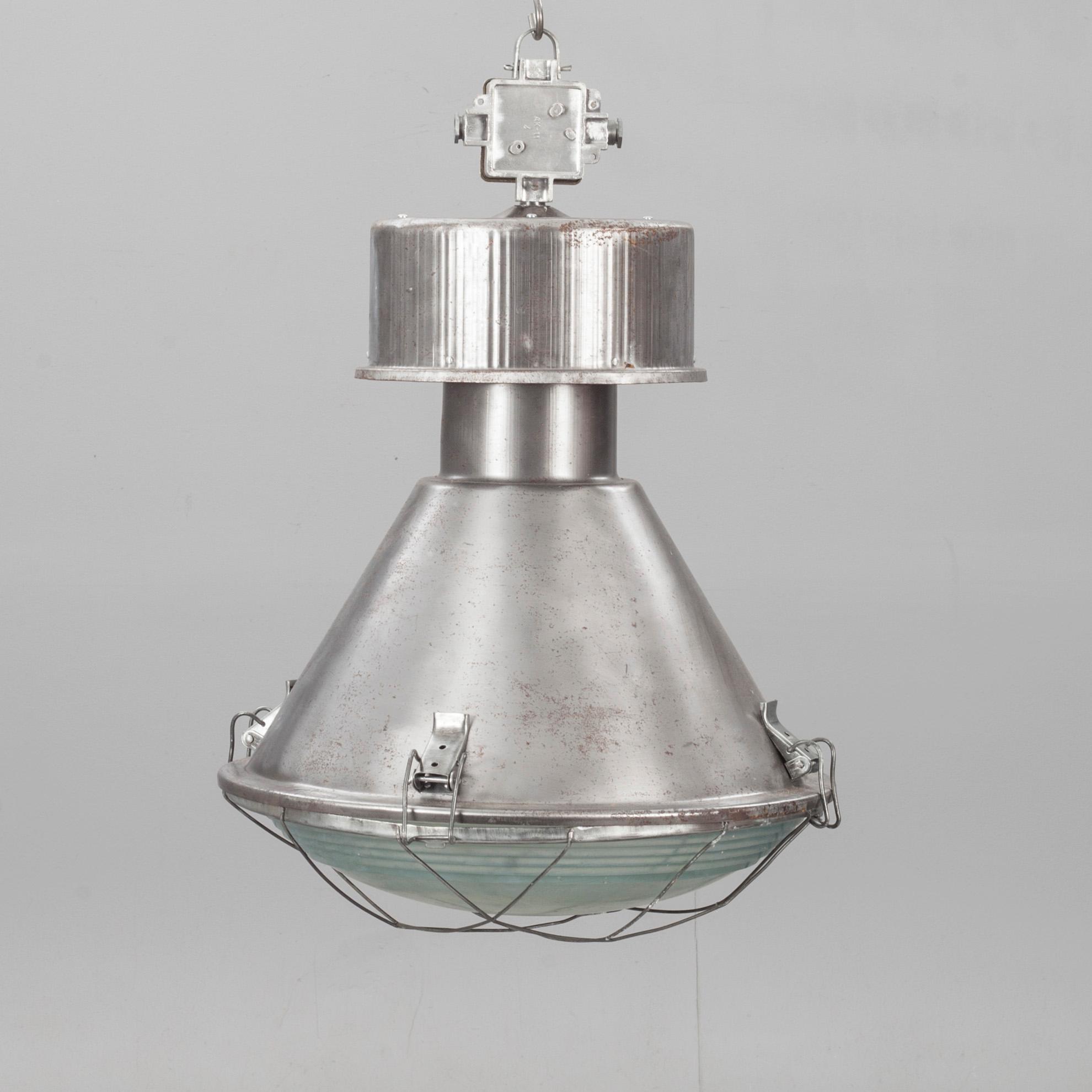 TAKLAMPA, industrimodell, 1900-talets andra hälft. Höjd c:a 72 cm.