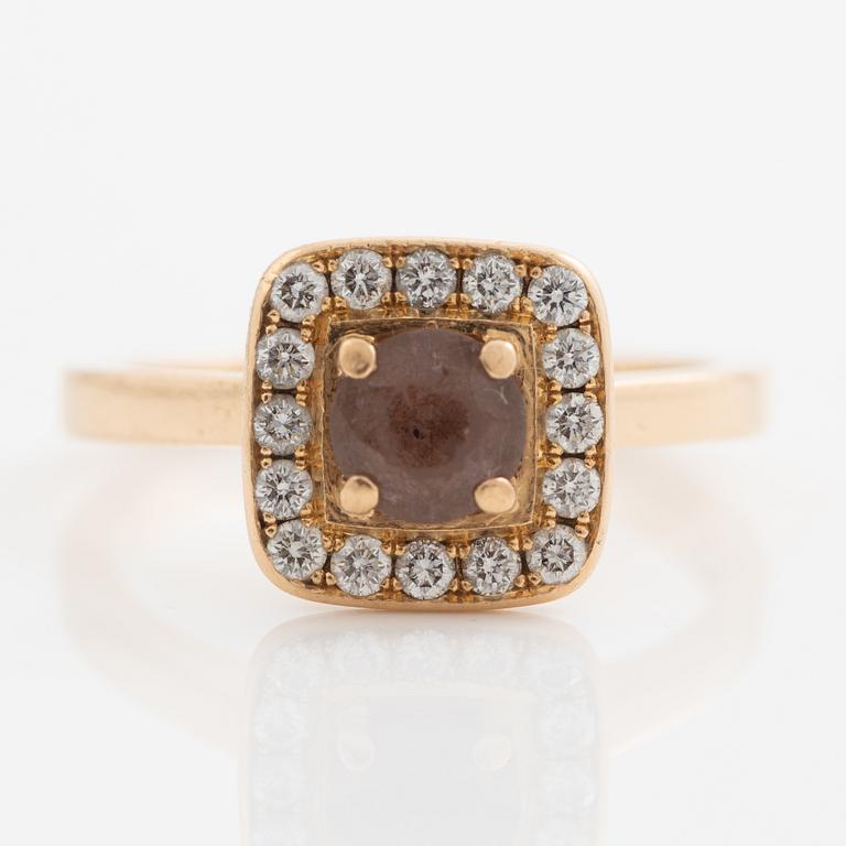 Ring 18K gold with a brown stone and round brilliant-cut diamonds.