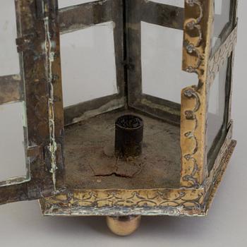 AN 18TH CENTURY BRASS LANTERN.