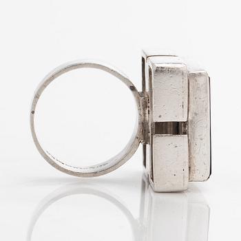 Helge Narsakka, sormus, hopeaa ja onyksi, Lahti 1963.