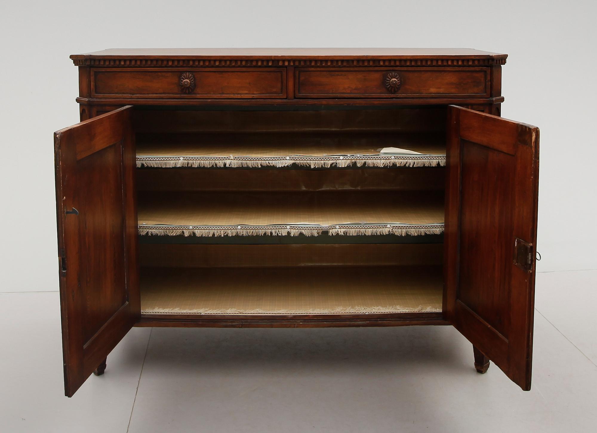 SKÄNK, sengustaviansk, omkring år 1800.