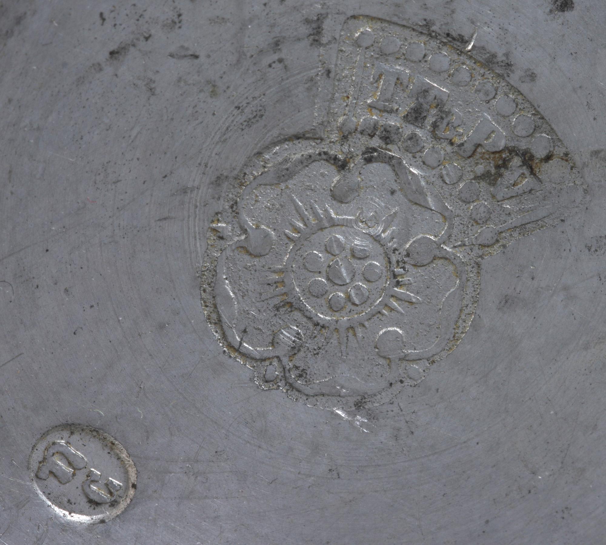 MÅTTKANNOR, 4 st samt TEKANNA, tenn.