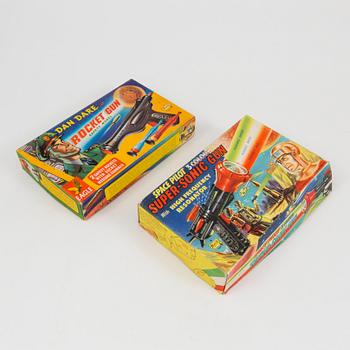 MERIT TOYS, "Super Sonic Gun" samt ""Dan Dare Rocket Gun", England, 1950-tal.