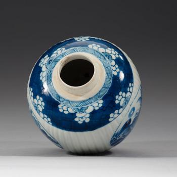 A blue and white jar, Qing dynasty, Kangxi (1662-1722).