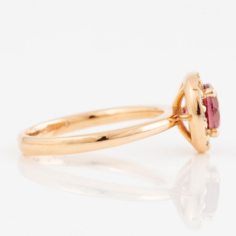Ring 18K roséguld med rosa turmalin och briljantslipade diamanter.