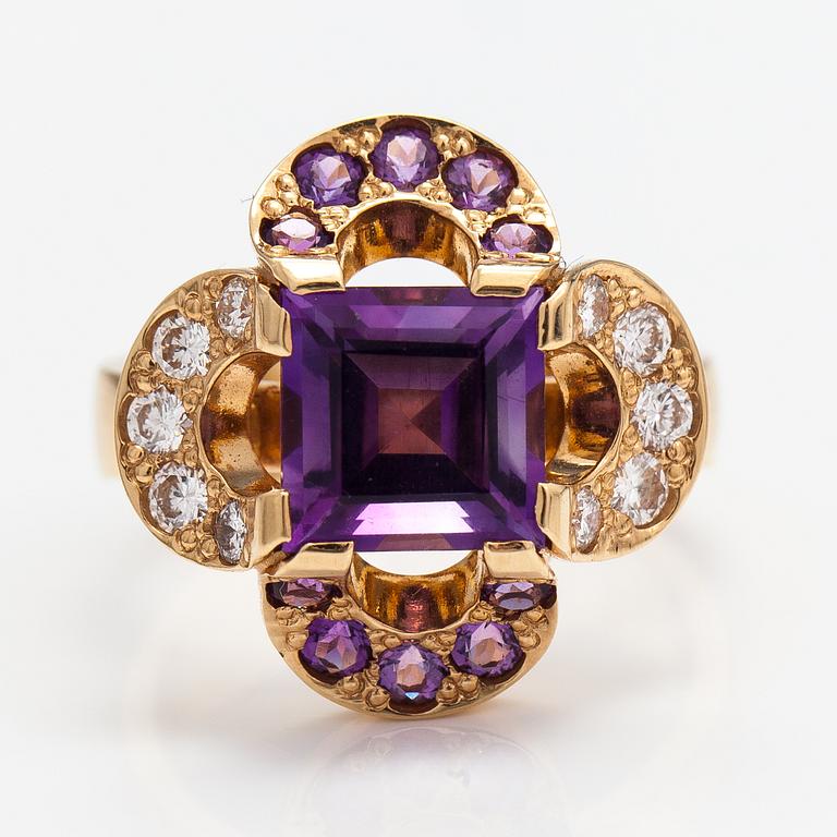 An 18K gold ring "Catherine Jagellion" with amethysts and diamonds ca. 0.37 ct in total. Ofelia Jewelry, Helsinki 1998.