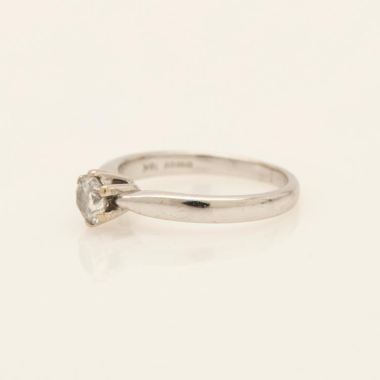 Ring, 18K white gold with round brilliant-cut diamond.