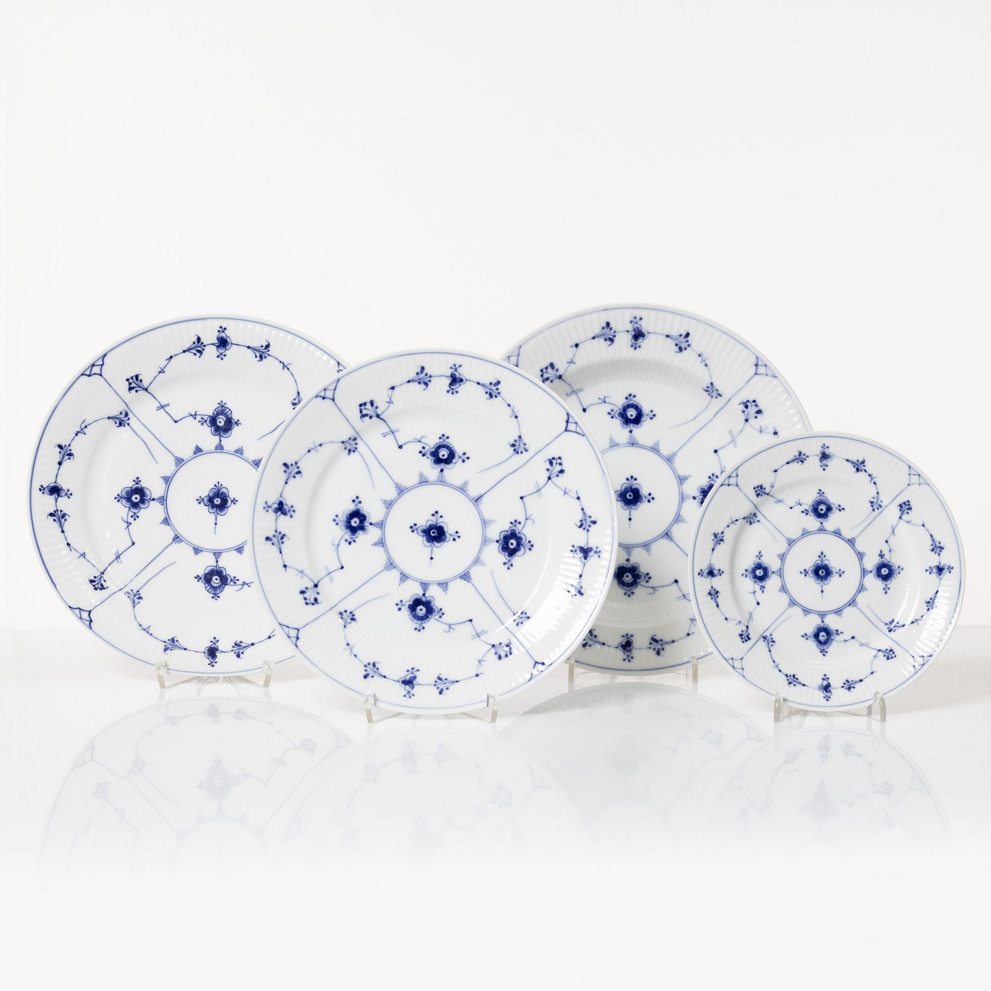 Royal Copenhagen, mat-, kaffe- och teservis, 88 delar, "Musselmalet", Danmark, 1800-1900-tal.