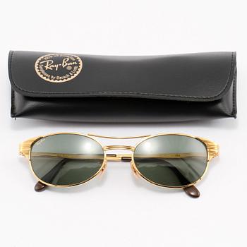 SOLGLASÖGON, 2 st, "Wayfarer II" samt "Meteor", Ray Ban,  1900-talets fjärde kvartal.