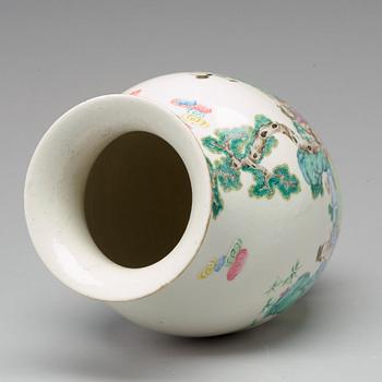 A famille rose vase, Qing dynasty, 19th century.