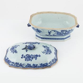 A 29-piece blue and white Chinese dinner service, Qianlong (1736-95).