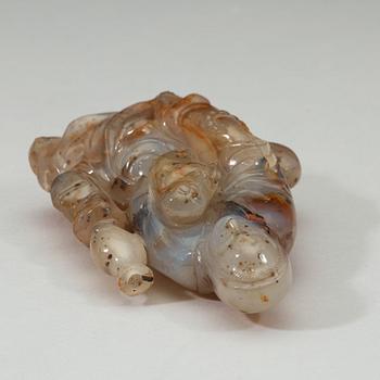 An agate figure of Guanyin, late Qing dynasty (1644-1912).